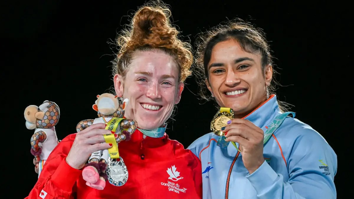 Vinesh Phogat and Canada's Samantha Leigh Stewart pose with their CWG 2022 gold and silver.