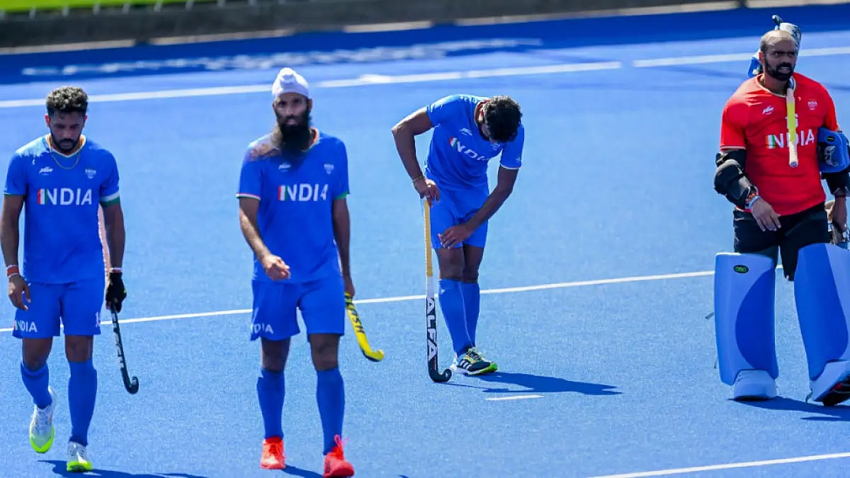Dejected Indian players leave the field after their loss against Australia in CWG 2022 final.