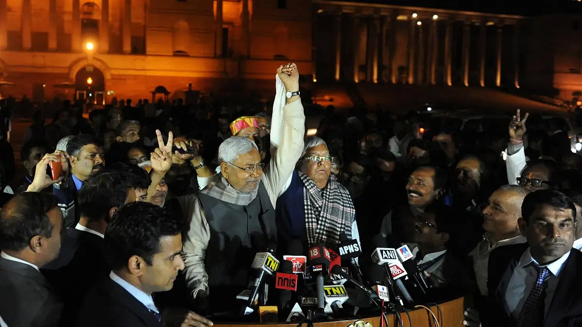 Nitish Kumar, Sharad Yadav, and Lalu Prasad outside Rashtrapati Bhavan 