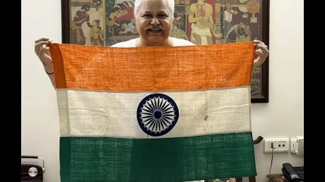 'Sarabhai vs Sarabhai' Star Satish Shah Puts Pic With Flag, Gets Schooled By Netizens