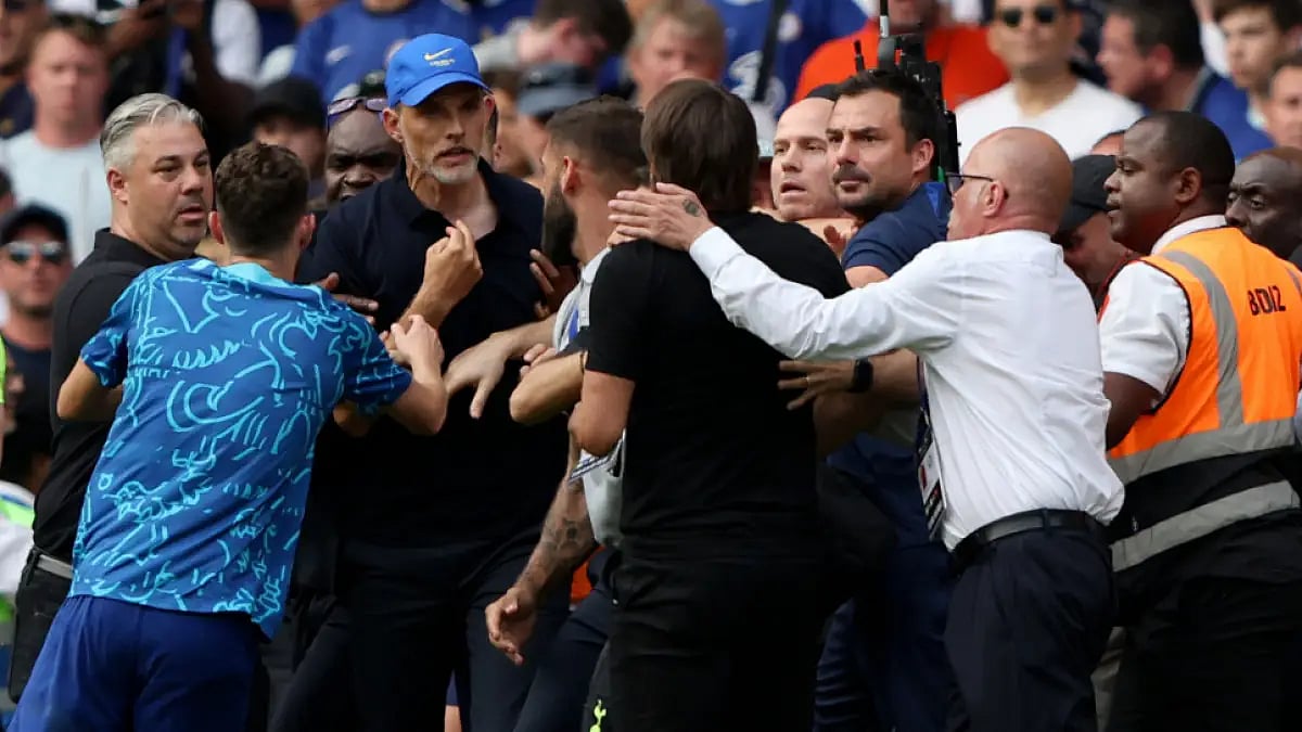 Chelsea's head coach Thomas Tuchel argues with Tottenham's head coach Antonio Conte in EPL.