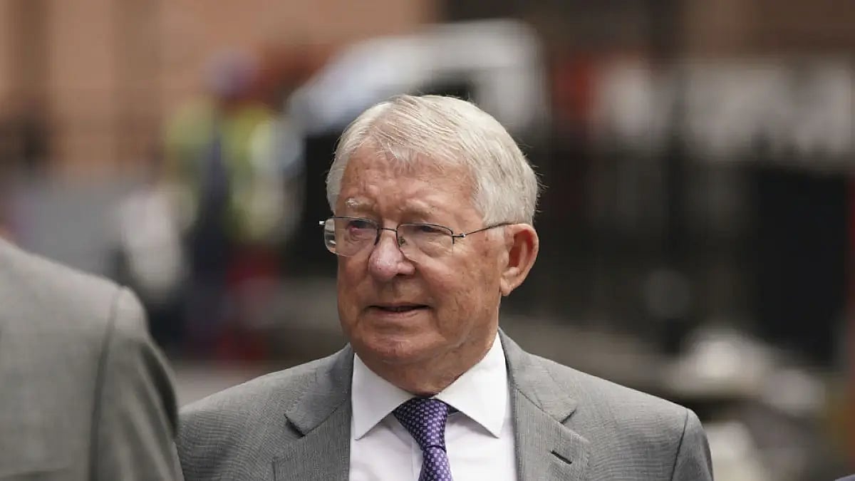 Former Manchester United manager Sir Alex Ferguson arrives at Manchester Crown Court.