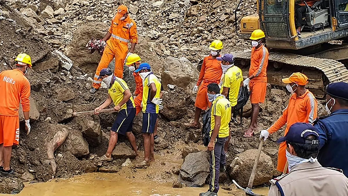 Maha: Two Men Rescued From A Swollen River In A 20-Hour Operation 