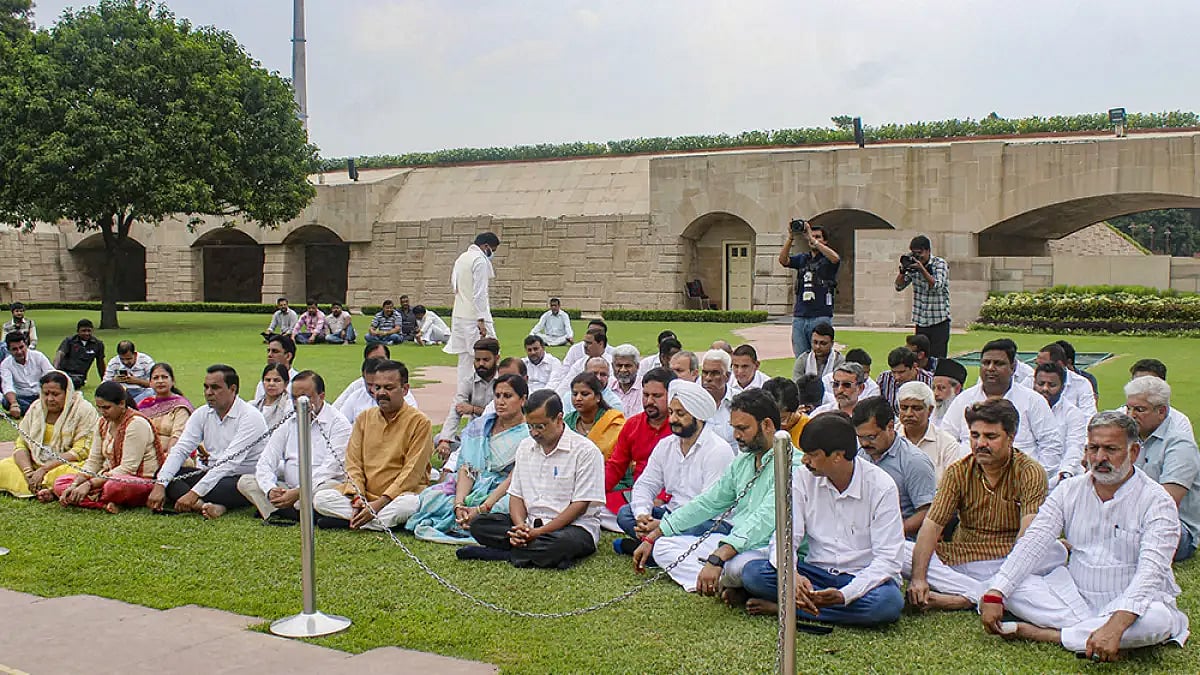 Arvind Kejriwal with AAP MLAs at Rajghat 