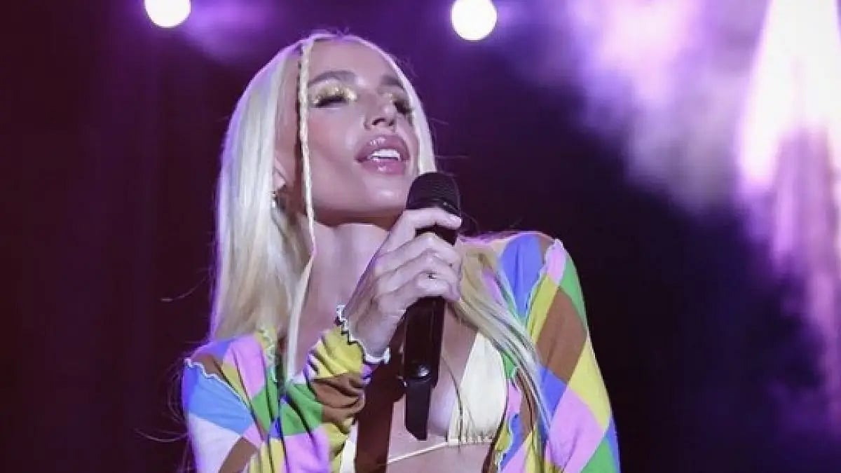 Turkish Pop Star Gulsen