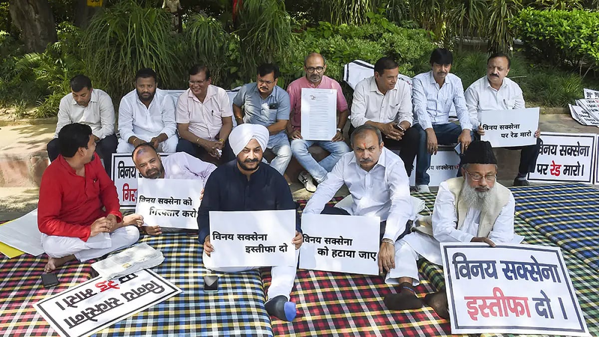 AAP MLAs protest against Delhi LG