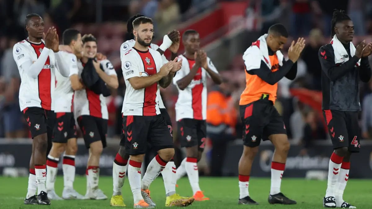 Southampton players applaud supporters at the end of the EPL match against Chelsea.