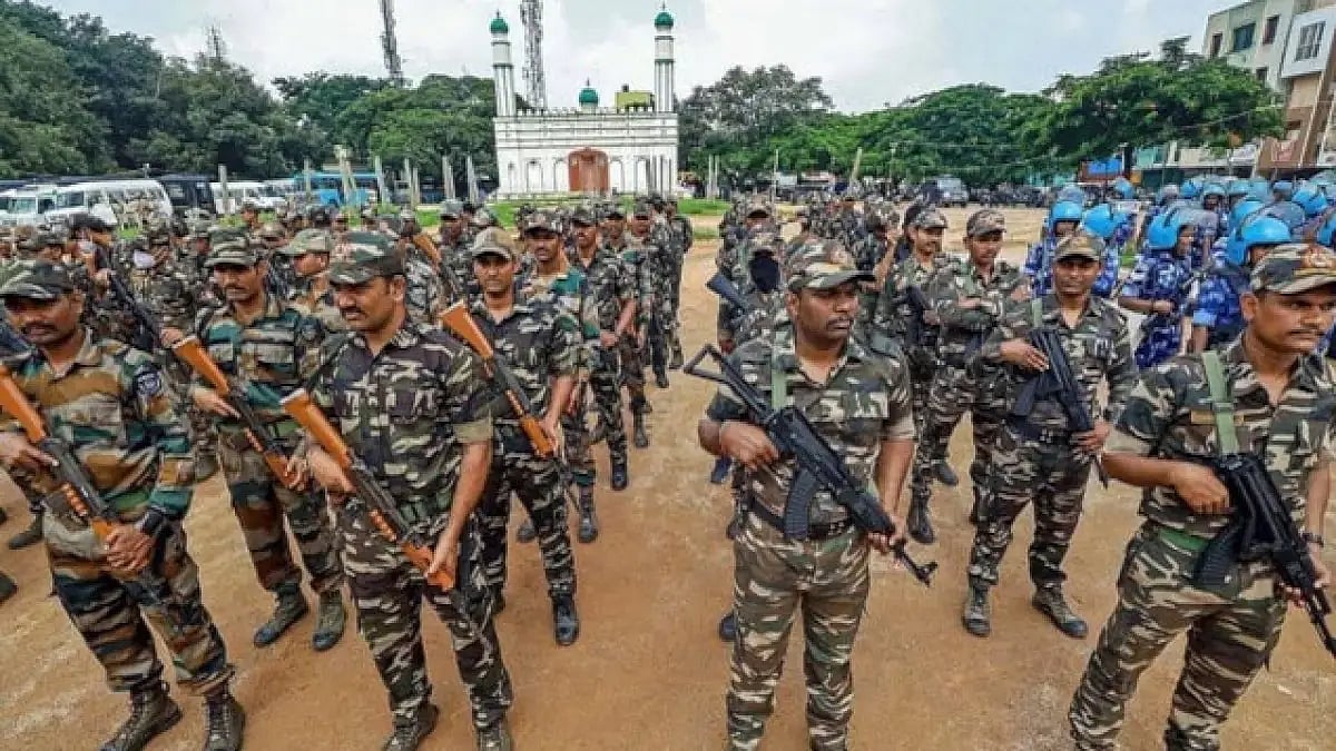 Military on the ground of Hubli-Eidgah.