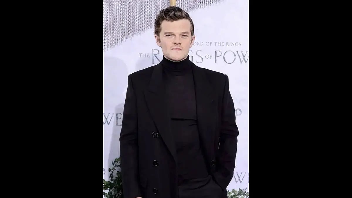 Robert Aramayo plays Elrond