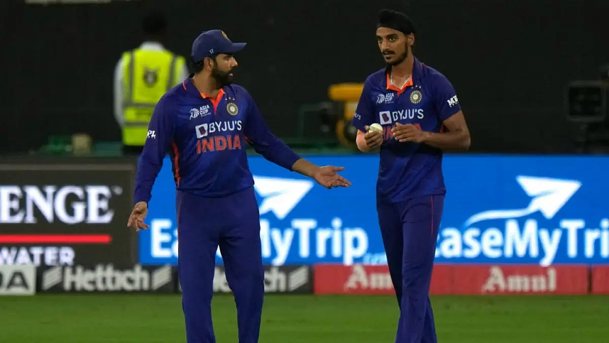 India captain Rohit Sharma (L) speaks with Arshdeep Singh during the Pakistan tie in Asia Cup 2022.