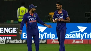 India captain Rohit Sharma (L) speaks with Arshdeep Singh during the Pakistan tie in Asia Cup 2022.