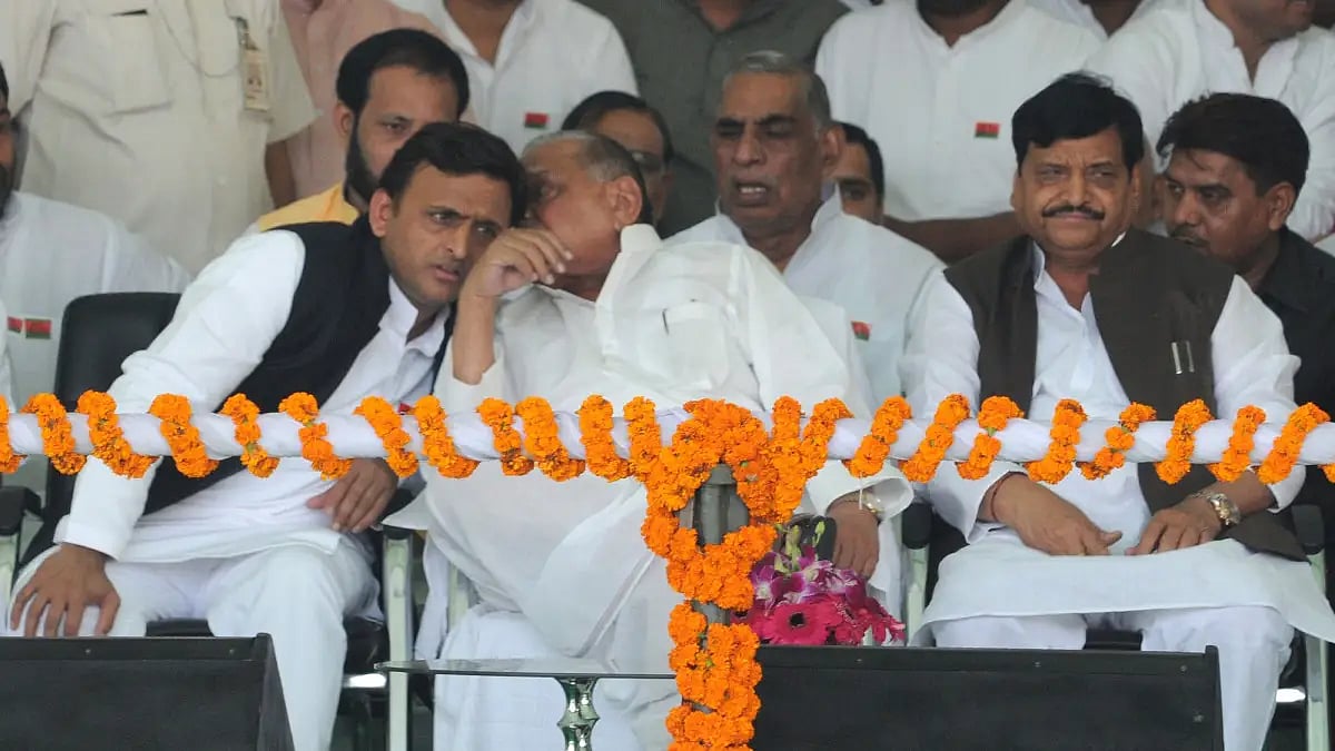 Mulayam Singh Yadav and Akhilesh Yadav of Samajwadi Party in Lucknow (in 2016)