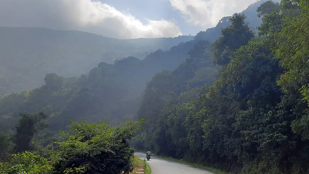 Located between the Eastern Ghats and the coast of Bay of Bengal, Vishakhapatnam has many scenic lan