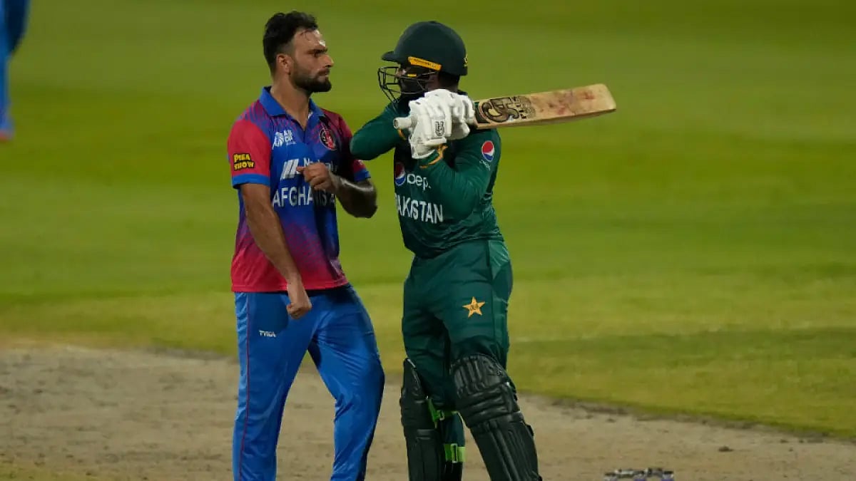 Fareed Ahmad (L) and Asif Ali engage in a heated brawl on Wednesday in Sharjah at Asia Cup 2022.
