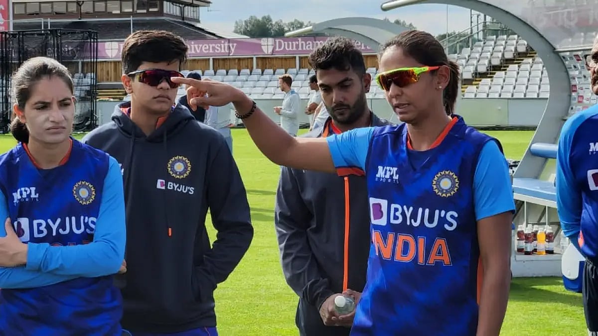 Harmanpreet Kaur discusses a point with teammates 