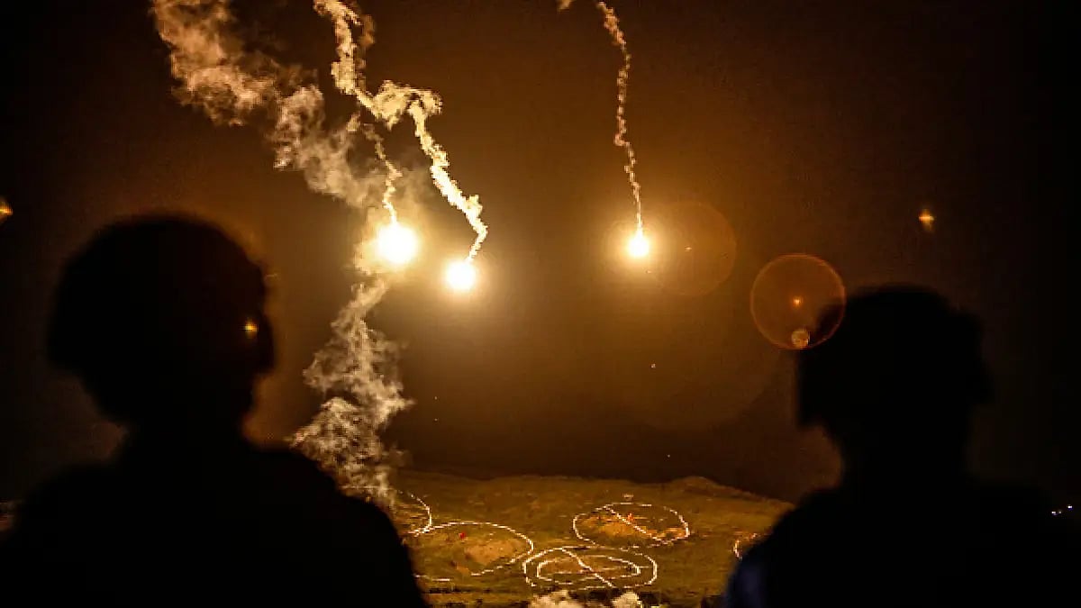 Taiwanese soldiers stand guard 