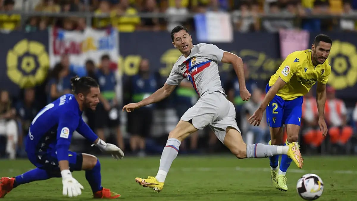 Barcelona's Robert Lewandowski in action against Cadiz.