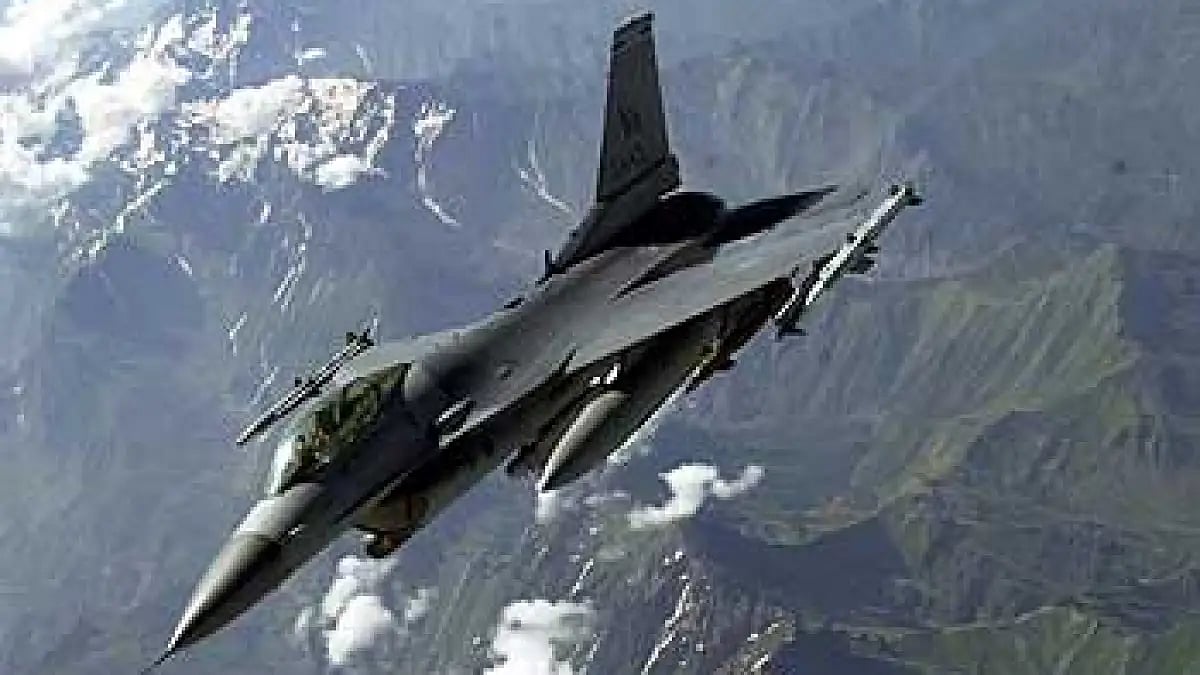  A U.S. F-16 returns to its base after patrolling a no-fly zone over northern Iraq - null