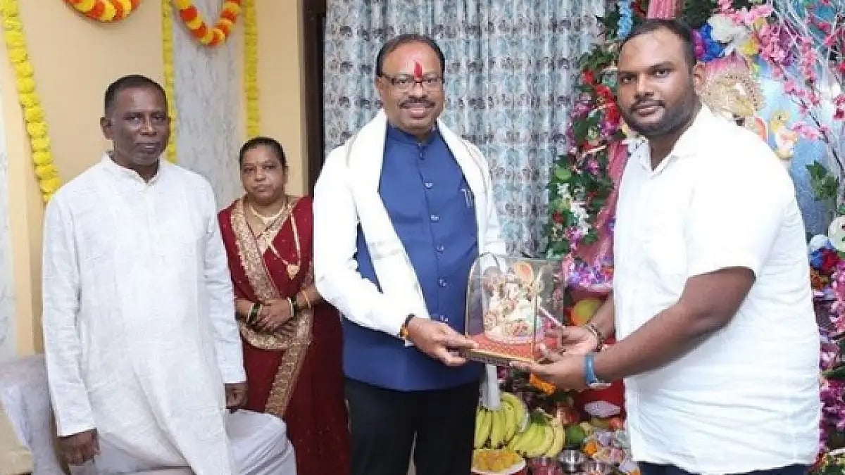 Chandrashekhar Bawankule President BJP Maharashtra meets BJP Yuva Leader Rupesh Sawarkar