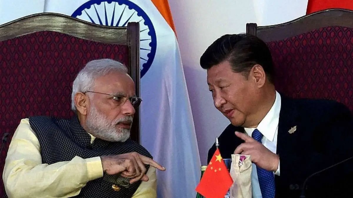 Indian Prime Minister Narendra Modi Modi with Chinese counterpart Xi Jinping (File Photo)