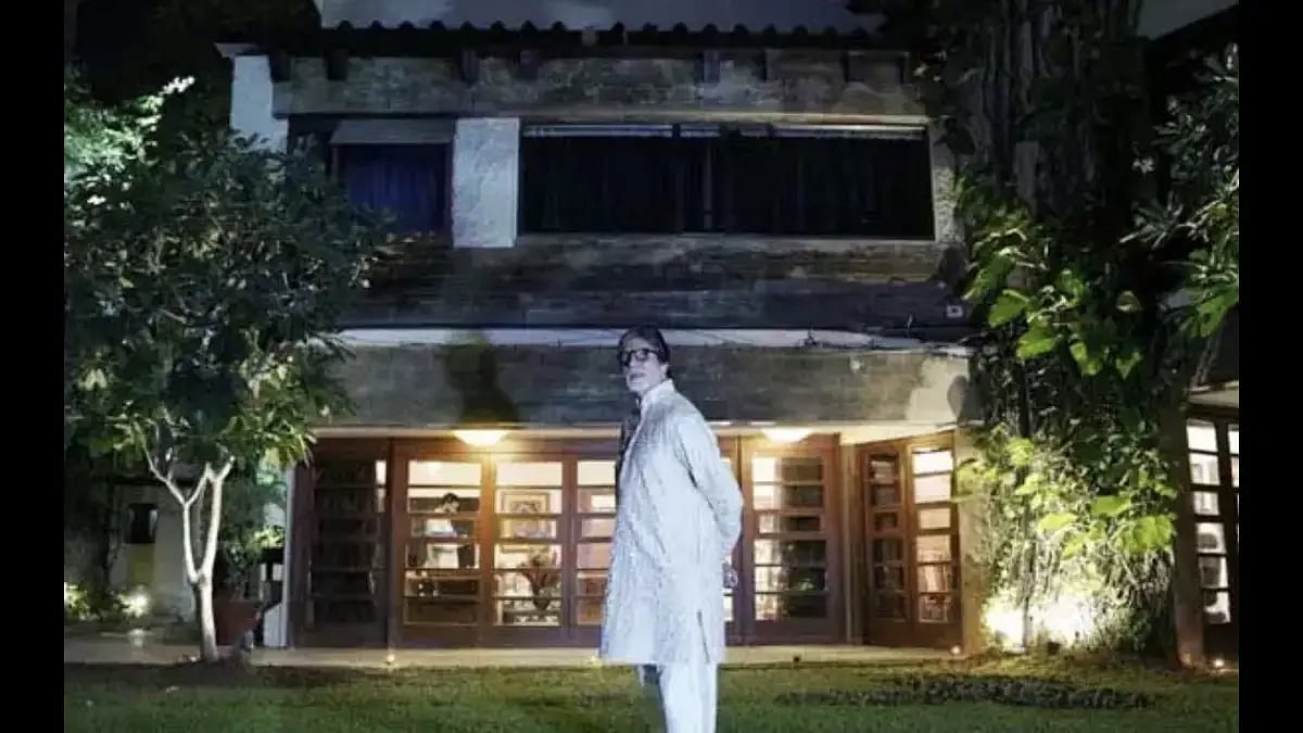 Amitabh Bachchan In Front Of 'Pratiksha'