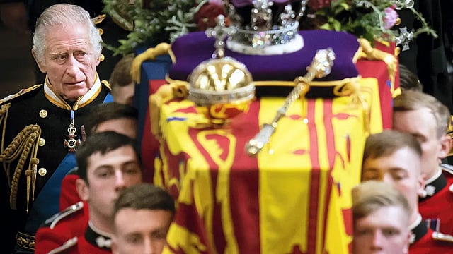At least 250,000 People Lined Up To See Queen's Coffin