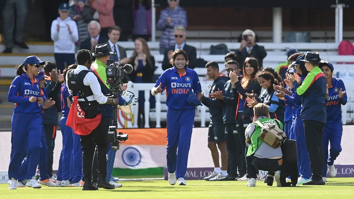 Jhulan Goswami recieves guard of honour as she enters Lord's for one last time on Saturday.