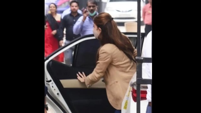 Jacqueline Fernandez Dodges Media, Enters Court Wearing Lawyer's Robe