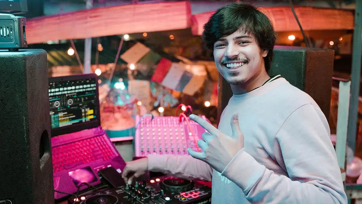 DJ Palash performing at Owl Cafe in Lucknow