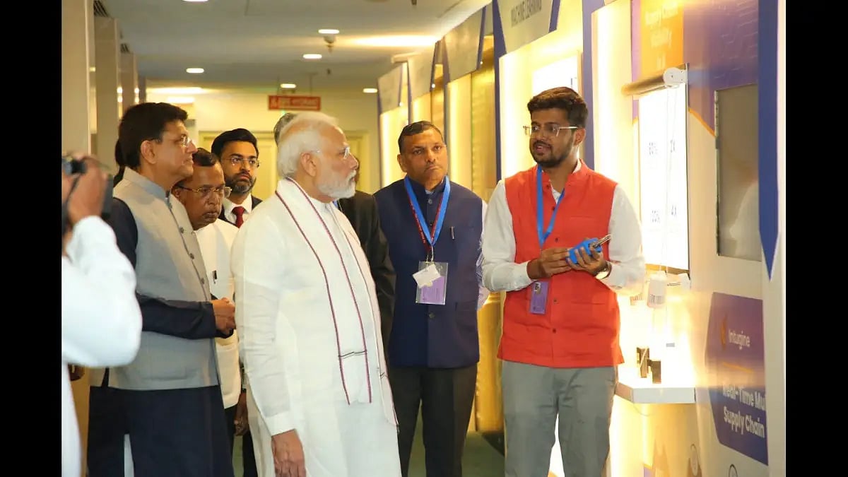 Mrinal demonstrating Intugine solutions to PM Modi