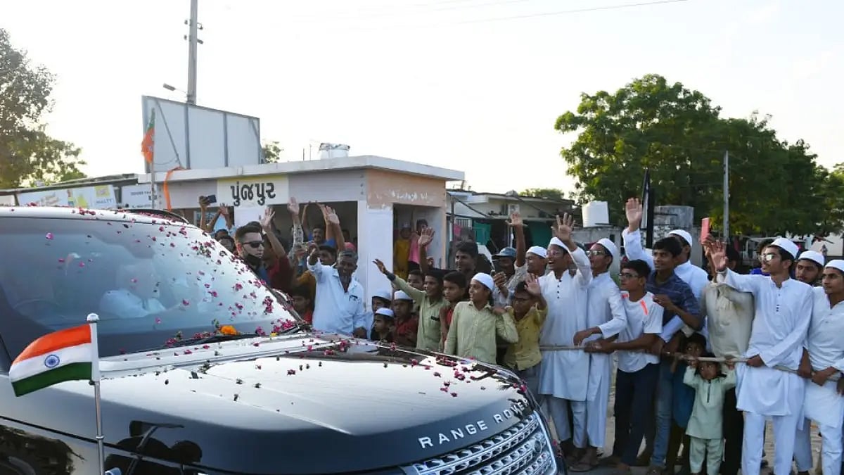 Modi waving at People at Ambaji, Gujarat 