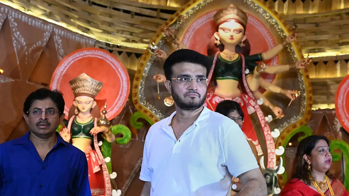 Sourav Ganguly (C) with his elder brother Snehasish Ganguly.