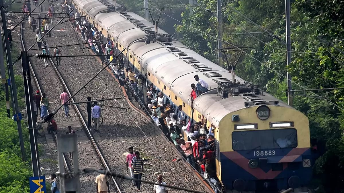 Overcrowded train in Patna 