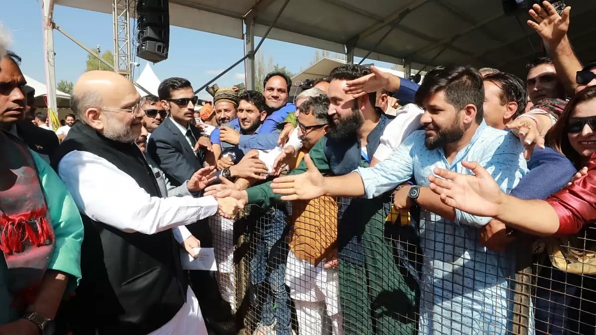 Amit Shah interacting with the Kashmiri people during his meeting in Kashmir's Baramulla.