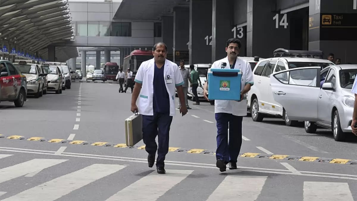 Medical team carrying dummy boxes in a dry run for a transplant (Representative photo)