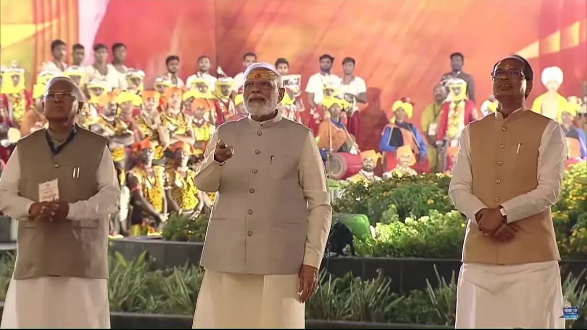 PM Modi along with Madhya Pradesh CM Shivraj Chouhan inaugurating the Mahakal Corridor. 