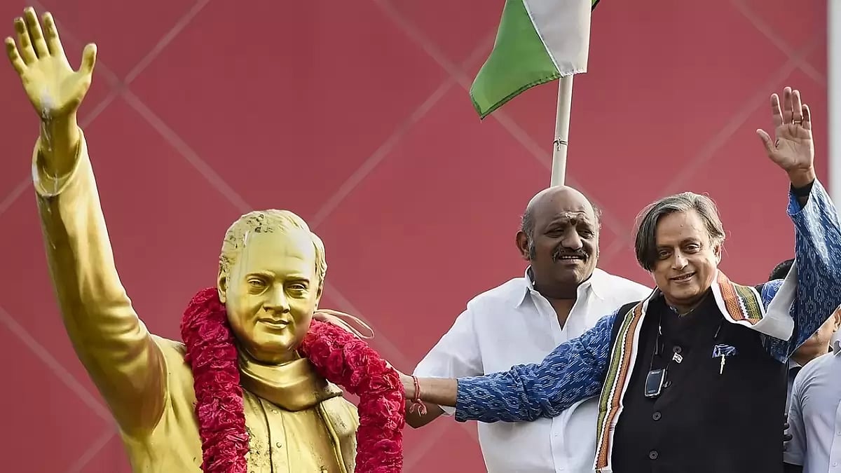 Shashi Tharoor paying tribute to Rajiv Gandhi in Chennai 