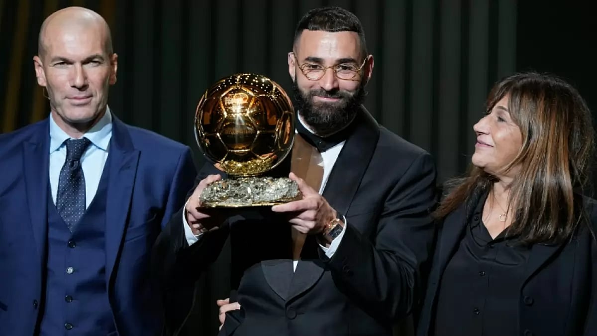 Karim Benzema poses with the Ballon d'Or trophy with mother Wahida (R) as Zinedine Zidane looks on.