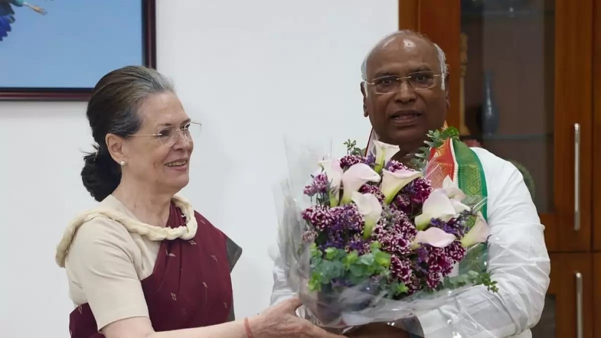 Sonia Gandhi Congratulating New Congress President Mallikarjun Kharge 