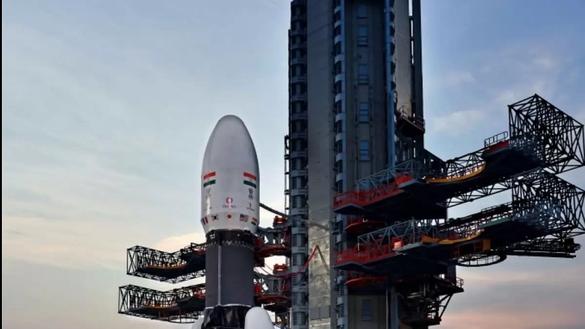 India launches 36 internet satellites.