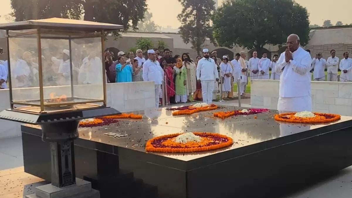 Mallikarjun Kharge visited Rajghat and paid homage to Mahatma Gandhi on Wedneesday
