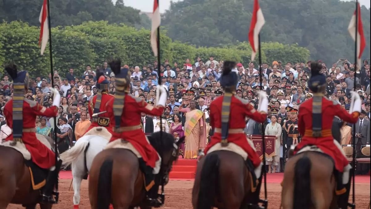 President Droupadi Murmu present the Silver Trumpet and Trumpet Banner to the President’s Bodyguard.