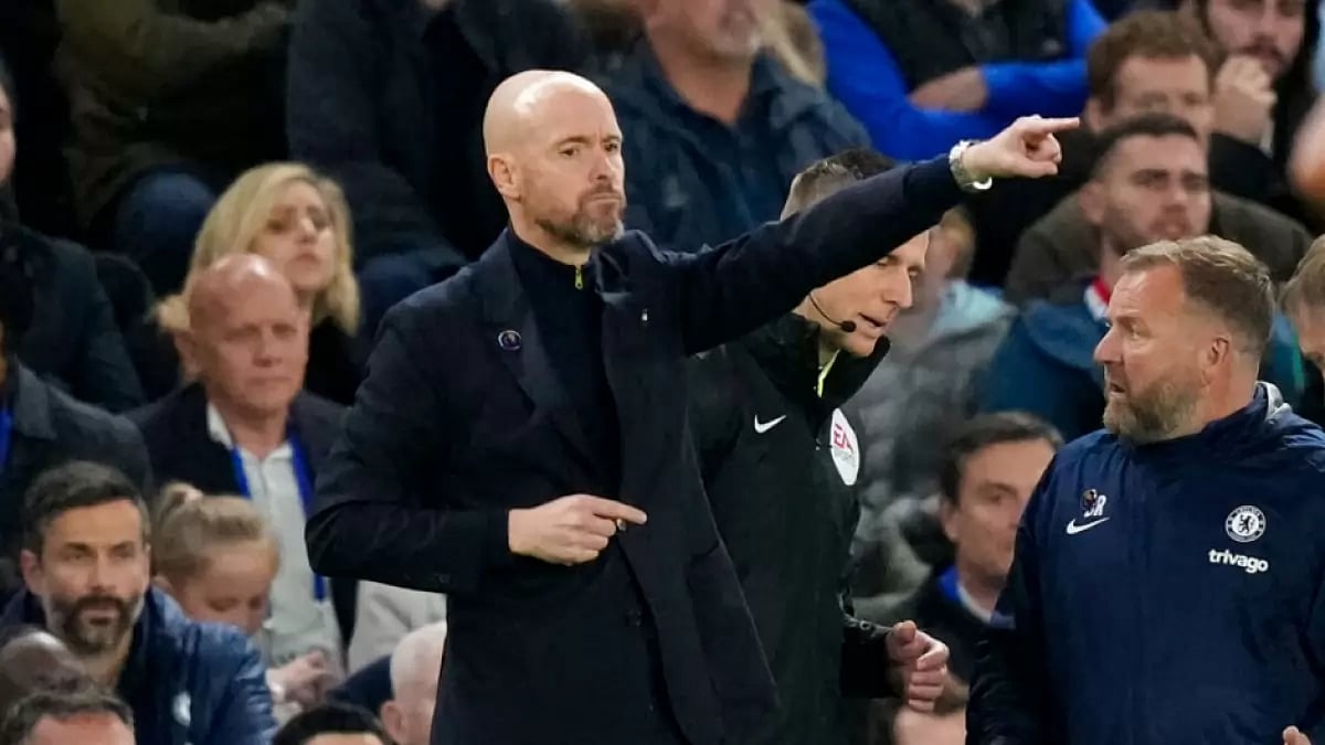 Erik ten Hag coaching Manchester United.