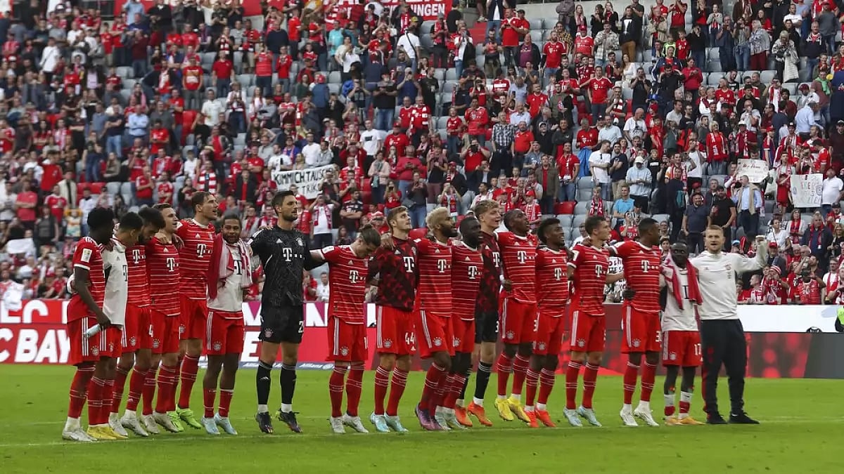 The Bayern Munich team salute the fans after the end of the Bundesliga match against Mainz.