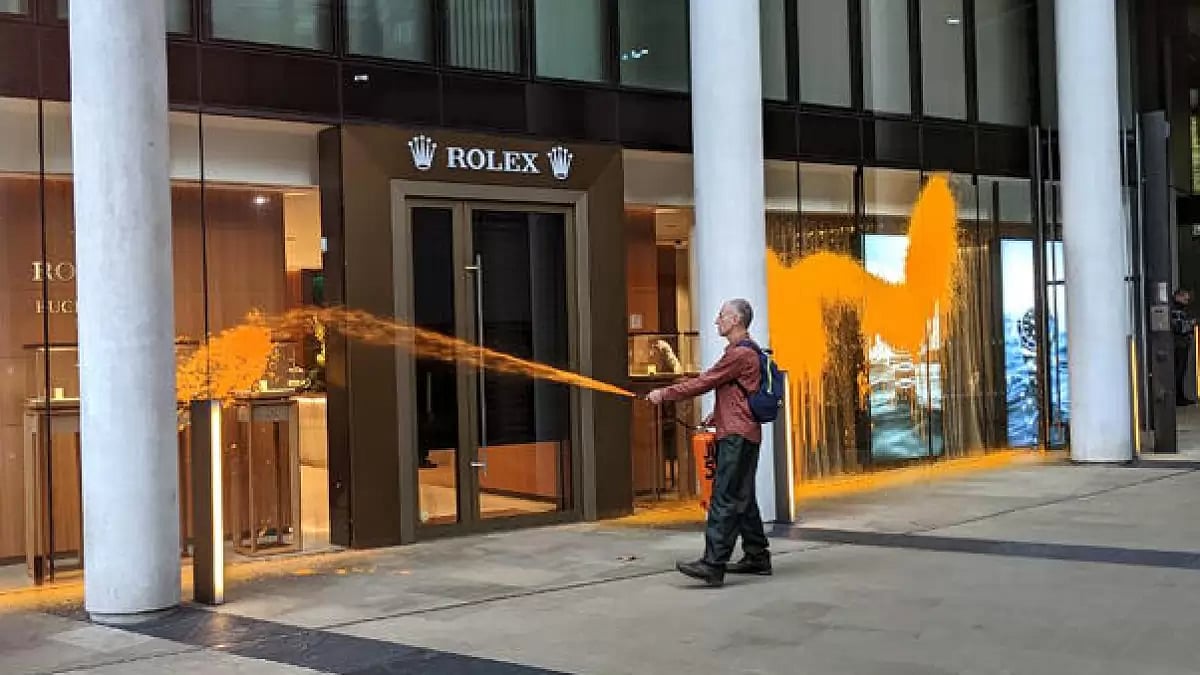 A video shows climate activists spraying orange paint from a fire extinguisher.