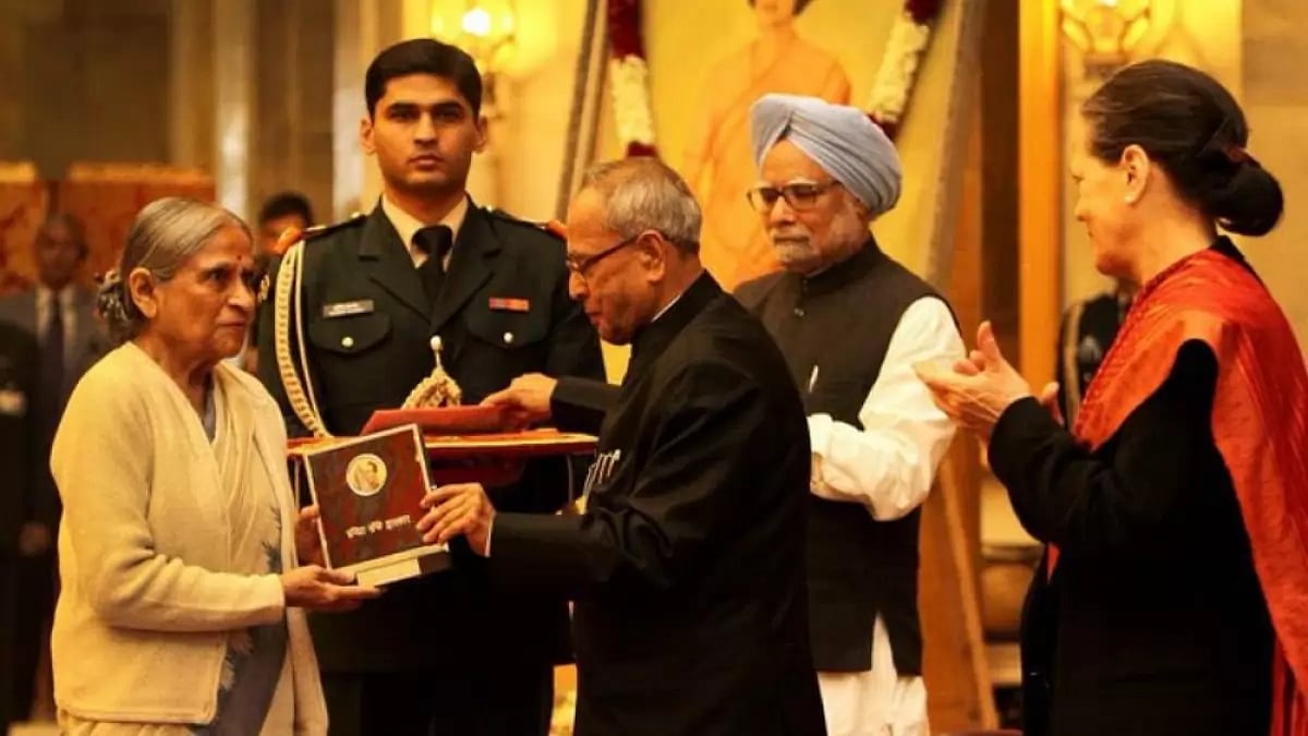 Ela Bhatt with former President Pranab Mukherjee and former Prime Minister Manmohan Singh.