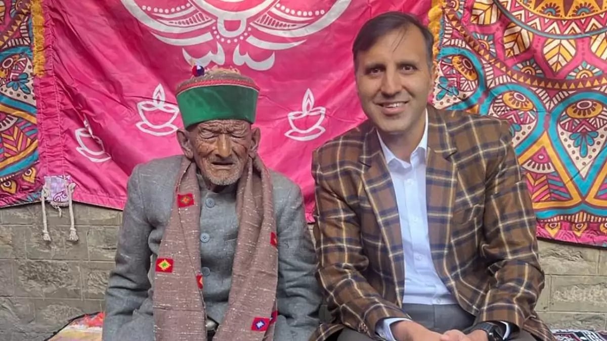 Independent India's first voter Shyam Negi with Kinnaur DC Abid Hussain Sadiq 