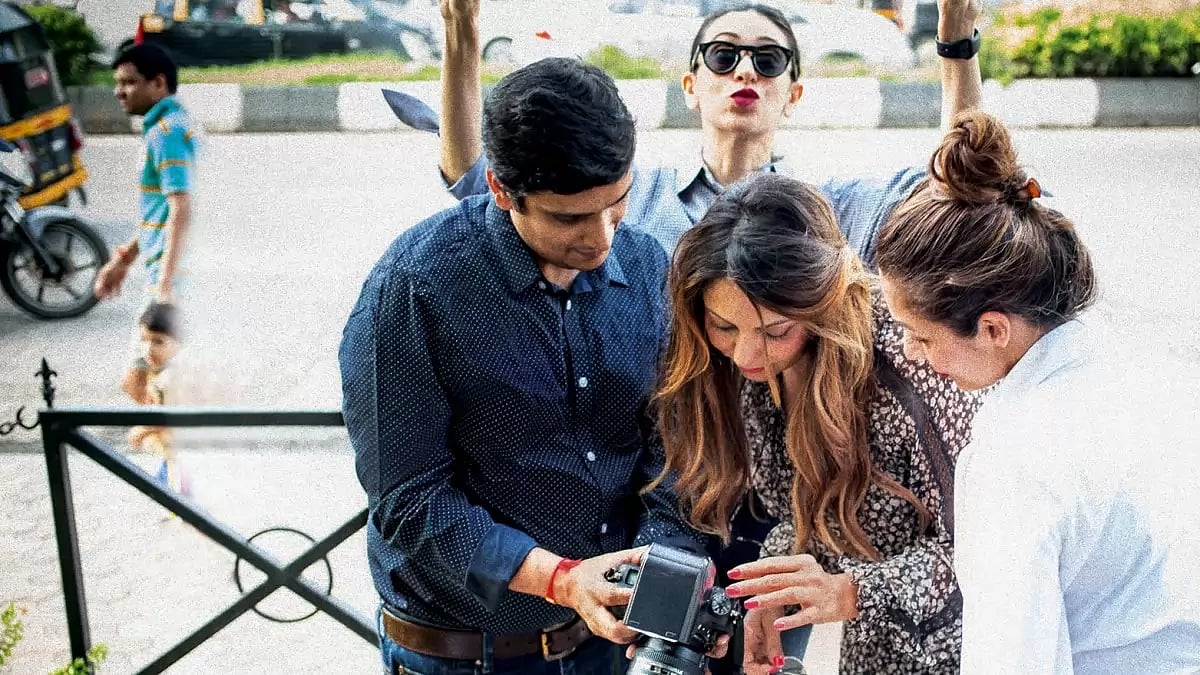 Viral Bhayani Showing His Clicked Photos To Celebs