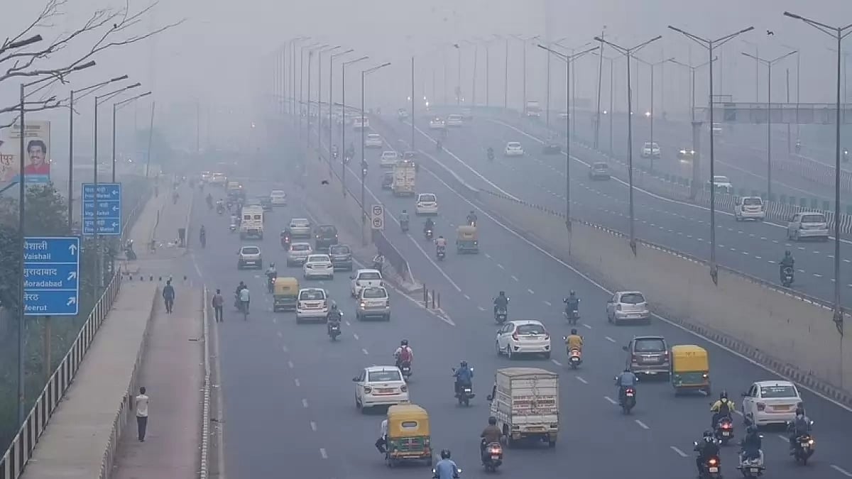 Delhi's atmosphere shrouded by thick layer of smog