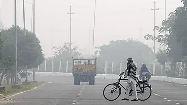 Delhi NCR Weather: Dense Fog Persists with Visibility 50–200 Metres, AQI ‘Very Poor’ at 300–320
